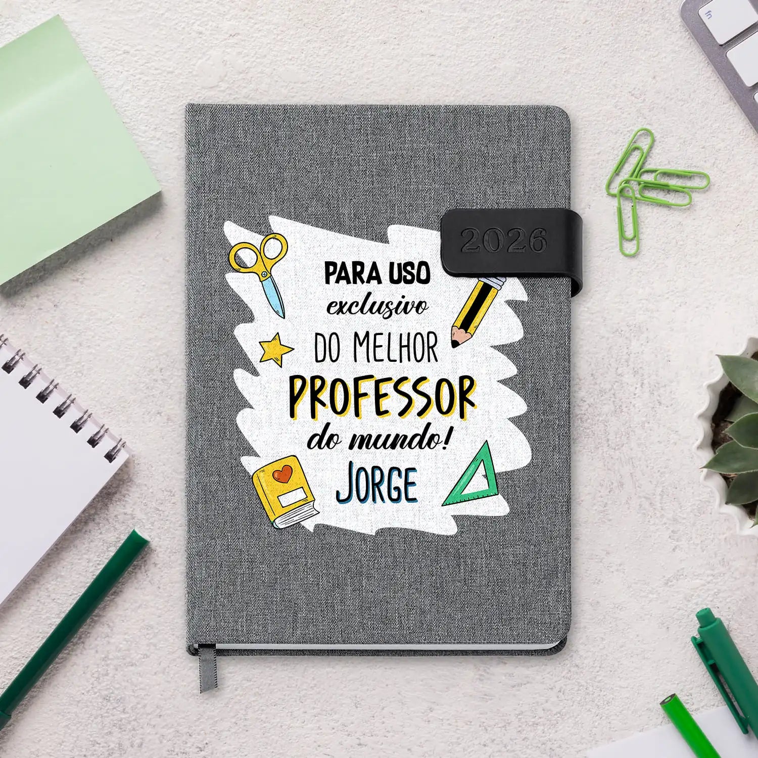 Agenda diária 2026 personalizada com profissão e nome. Capa em tecido com fecho magnético, formato A5.