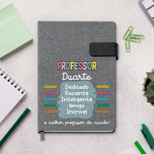 Agenda diária 2026 personalizada com nome. Capa em tecido com fecho magnético, formato A5.