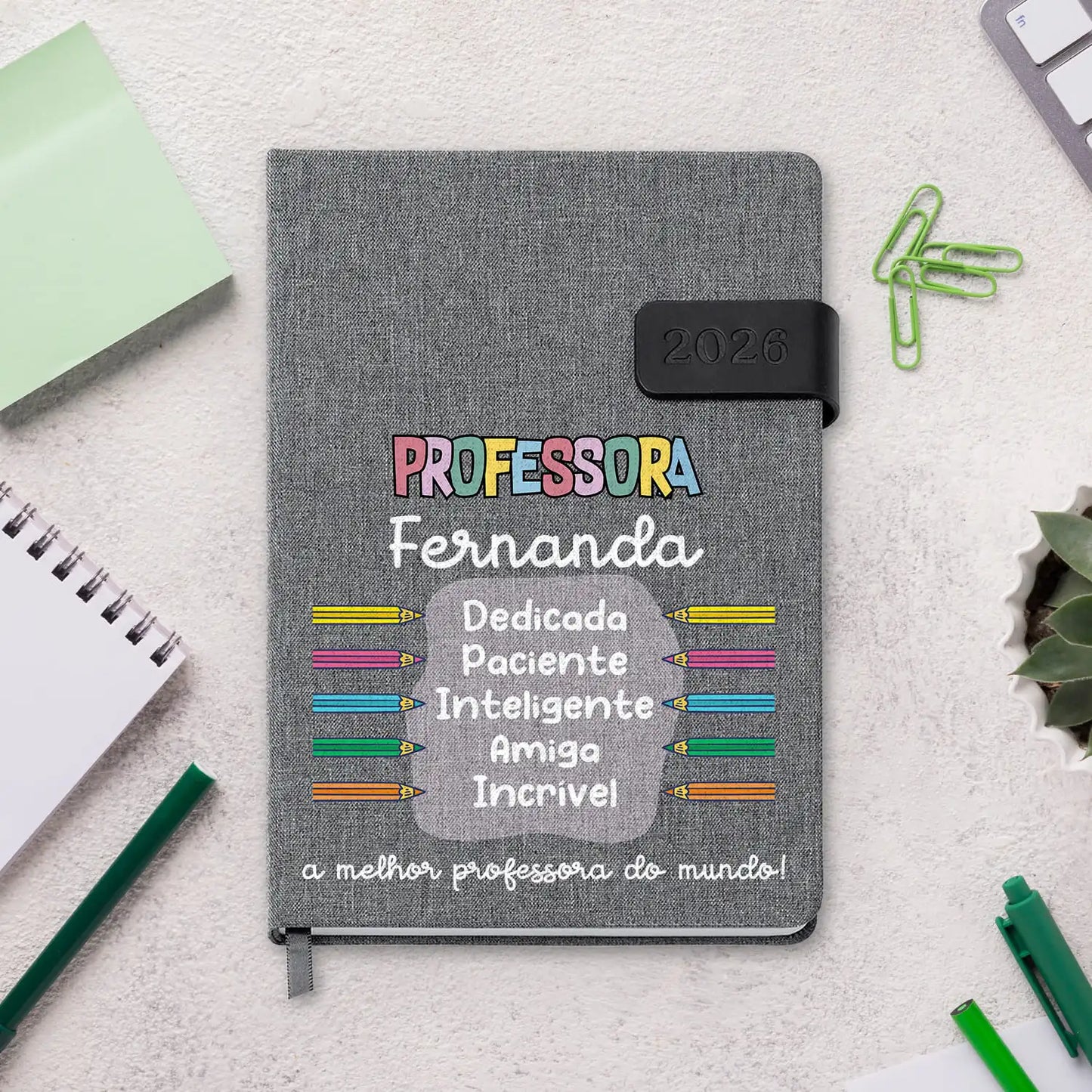 Agenda diária 2026 personalizada com nome. Capa em tecido com fecho magnético, formato A5.