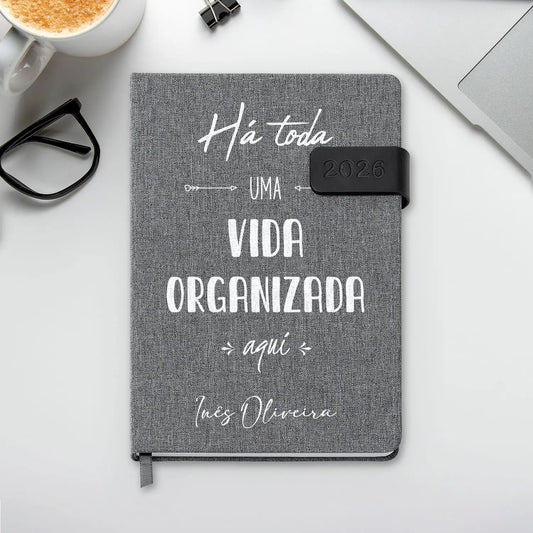 Agenda diária 2026 personalizada com nome. Capa em tecido com fecho magnético, formato A5.