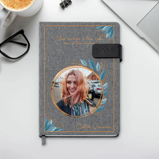 Agenda diária 2026 personalizada com  frase, fotografia e nome. Capa em tecido com fecho magnético, formato A5.