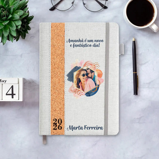 Agenda diária 2026 personalizada com  frase, fotografia e nome. Capa em linho e cortiça, formato A5.