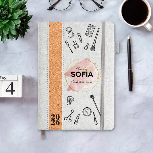 Agenda diária 2026 personalizada com nome e profissão. Capa em linho e cortiça, formato A5.