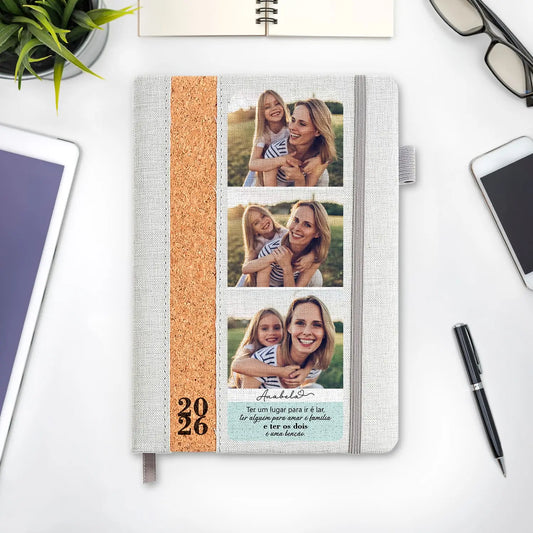 Agenda diária 2026 personalizada com fotografias, nome e frase. Capa em linho e cortiça, formato A5.