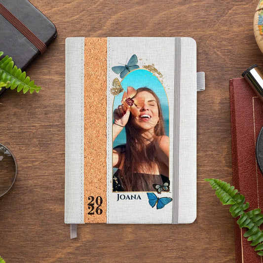 Agenda diária 2026 personalizada com fotografia e nome. Capa em linho e cortiça, formato A5.