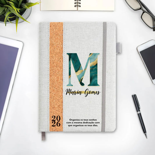 Agenda diária 2026 personalizada com nome e frase. Capa em linho e cortiça, formato A5.