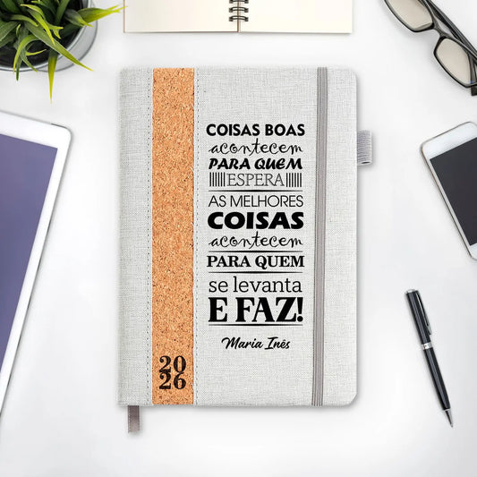 Agenda diária 2026 personalizada com nome. Capa em linho e cortiça, formato A5.