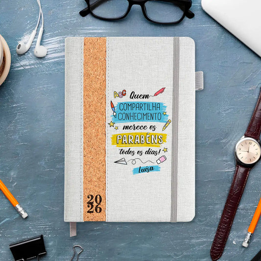 Agenda diária 2026 personalizada com nome. Capa em linho e cortiça, formato A5.