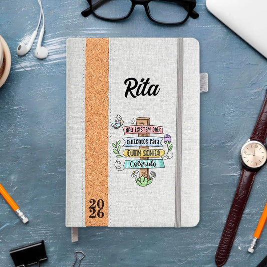 Agenda diária 2026 personalizada com nome. Capa em linho e cortiça, formato A5.