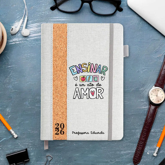 Agenda diária 2026 personalizada com profissão e nome. Capa em linho e cortiça, formato A5.