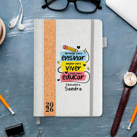Agenda diária 2026 personalizada com profissão e nome. Capa em linho e cortiça, formato A5.