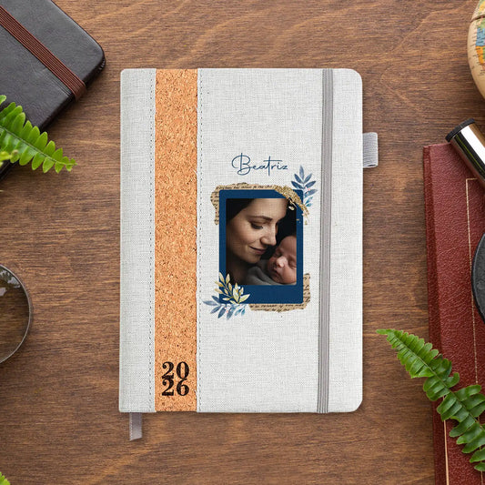 Agenda diária 2026 personalizada com nome e fotografia. Capa em linho e cortiça, formato A5.