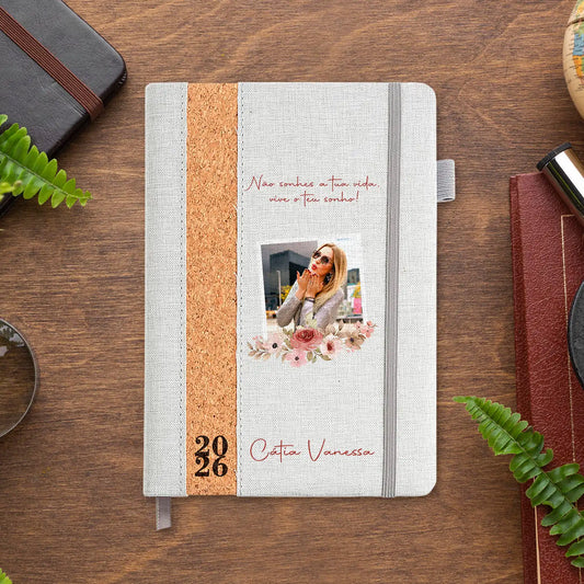 Agenda diária 2026 personalizada com  frase, fotografia e nome. Capa em linho e cortiça, formato A5.