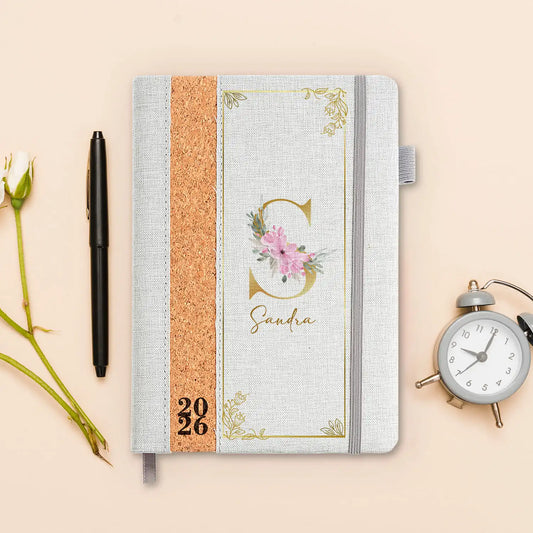 Agenda diária 2026 personalizada com nome. Capa em linho e cortiça, formato A5.