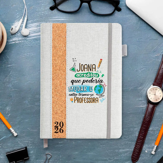 Agenda diária 2026 personalizada com nome e profissão. Capa em linho e cortiça, formato A5.