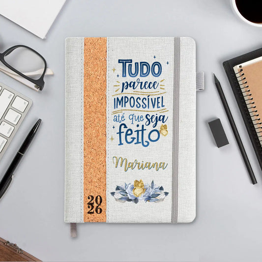 Agenda diária 2026 personalizada com nome. Capa em linho e cortiça, formato A5.
