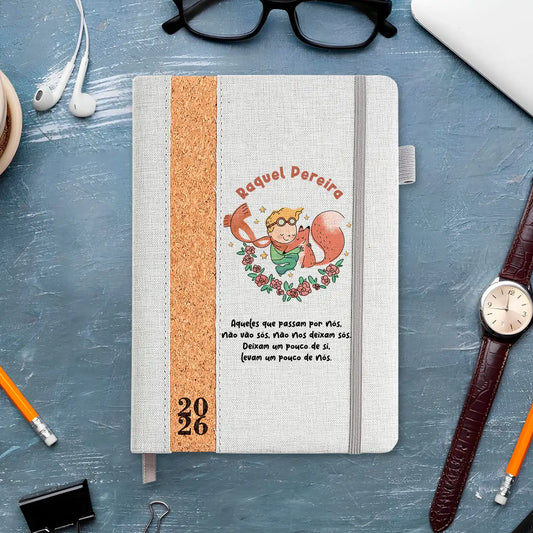 Agenda diária 2026 personalizada com nome e frase. Capa em linho e cortiça, formato A5.