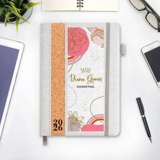 Agenda diária 2026 personalizada com nome e profissão. Capa em linho e cortiça, formato A5.