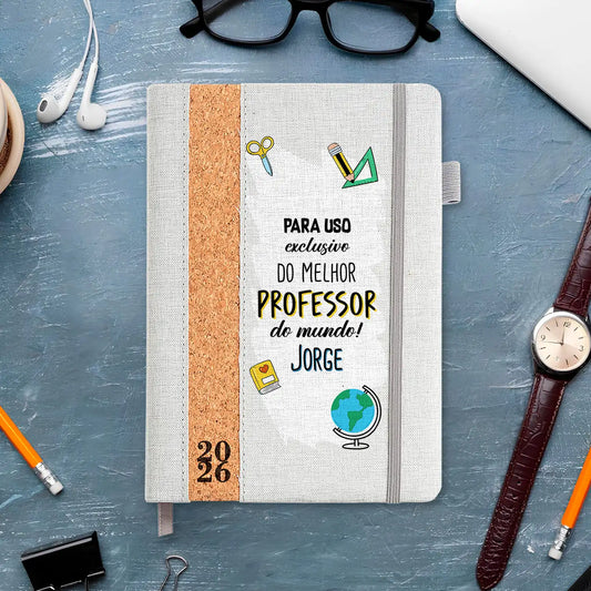 Agenda diária 2026 personalizada com profissão e nome. Capa em linho e cortiça, formato A5.