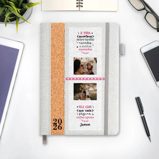 Agenda diária 2026 personalizada com fotografias e nome. Capa em linho e cortiça, formato A5.
