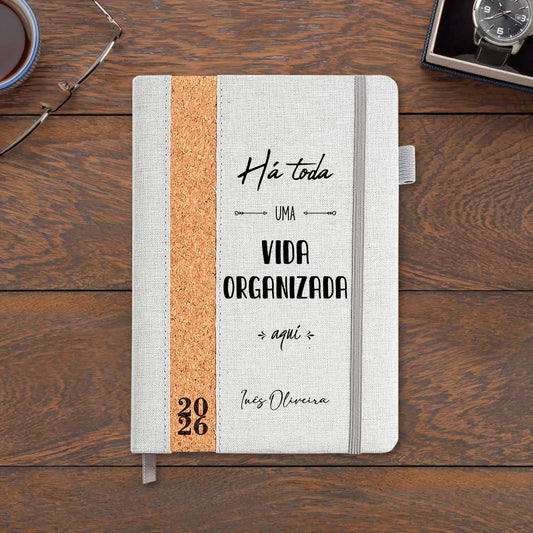 Agenda diária 2026 personalizada com nome. Capa em linho e cortiça, formato A5.