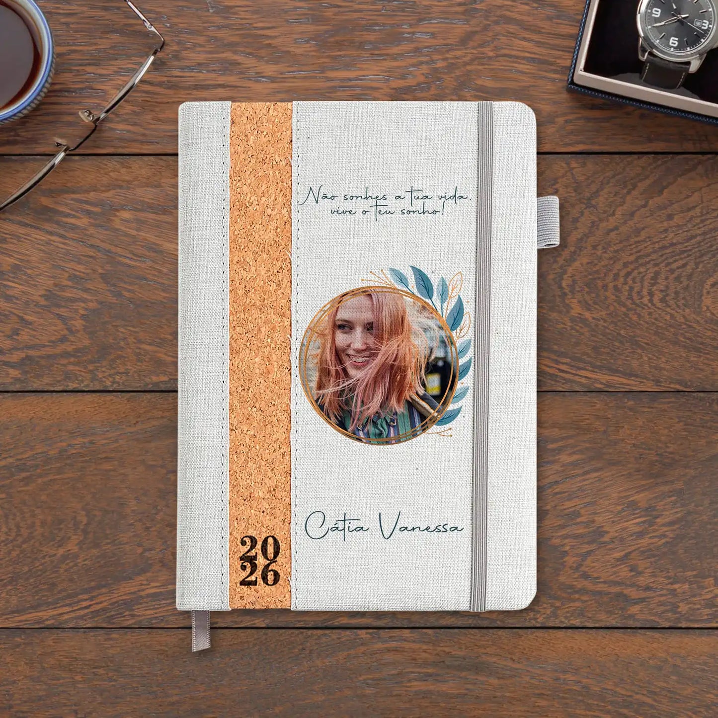 Agenda diária 2026 personalizada com  frase, fotografia e nome. Capa em linho e cortiça, formato A5.