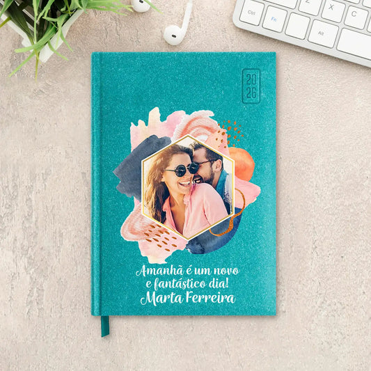 Agenda diária 2026 personalizada com  frase, fotografia e nome. Capa rígida em papel craft, formato A5.