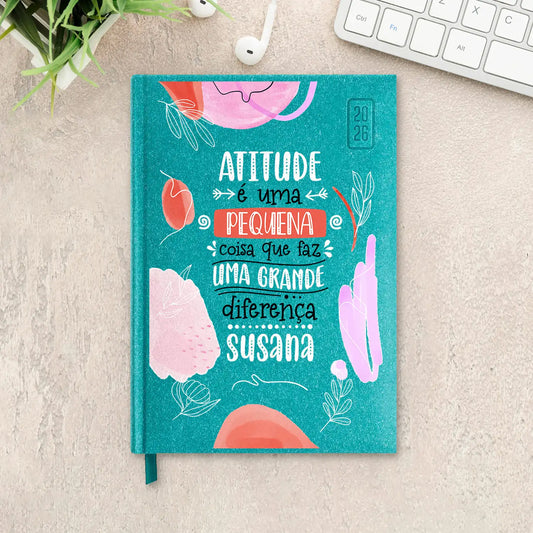 Agenda diária 2026 personalizada com nome. Capa rígida em papel craft, formato A5.