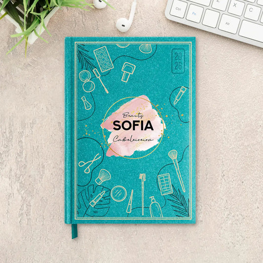 Agenda diária 2026 personalizada com nome e profissão. Capa rígida em papel craft, formato A5.