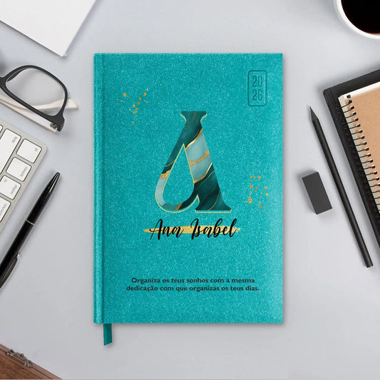 Agenda diária 2026 personalizada com nome e frase. Capa rígida em papel craft, formato A5.