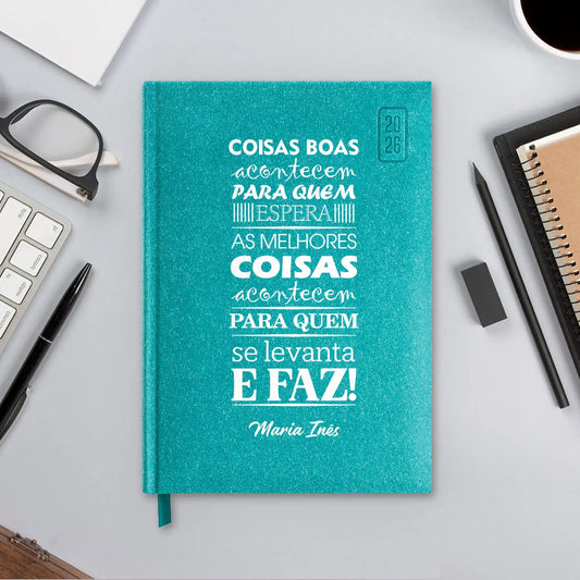 Agenda diária 2026 personalizada com nome. Capa rígida em papel craft, formato A5.