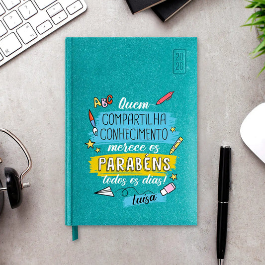 Agenda diária 2026 personalizada com nome. Capa rígida em papel craft, formato A5.