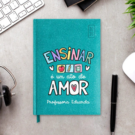 Agenda diária 2026 personalizada com profissão e nome. Capa rígida em papel craft, formato A5.