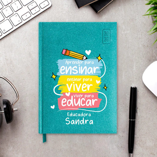 Agenda diária 2026 personalizada com profissão e nome. Capa rígida em papel craft, formato A5.