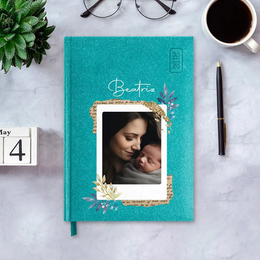 Agenda diária 2026 personalizada com nome e fotografia. Capa rígida em papel craft, formato A5.