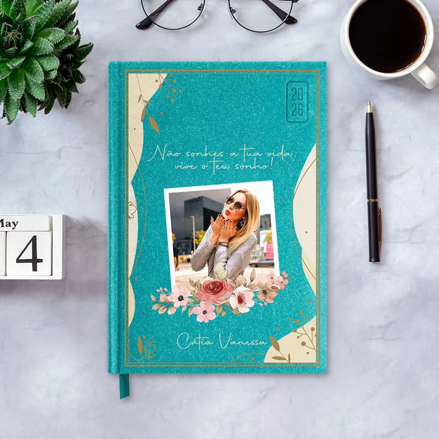 Agenda diária 2026 personalizada com frase, fotografia e nome. Capa rígida em papel craft, formato A5.