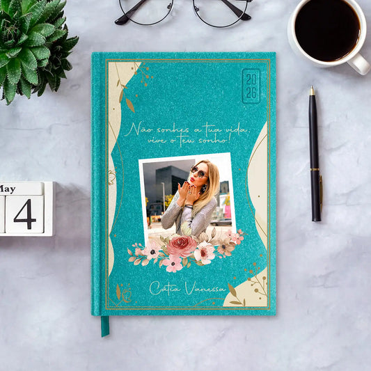 Agenda diária 2026 personalizada com frase, fotografia e nome. Capa rígida em papel craft, formato A5.