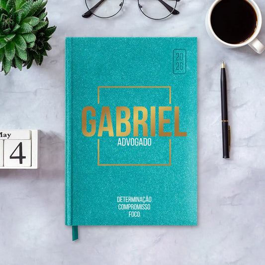 Agenda diária 2026 personalizada com nome e profissão. Capa rígida em papel craft, formato A5.