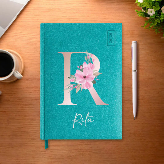 Agenda diária 2026 personalizada com nome. Capa rígida em papel craft, formato A5.