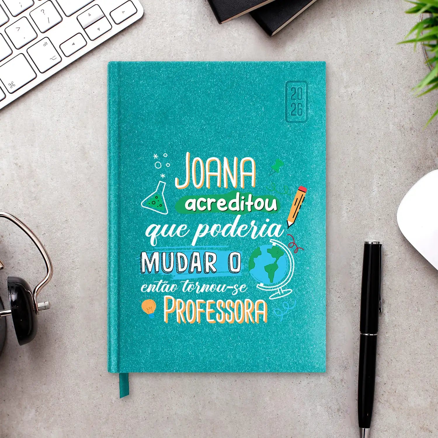 Agenda diária 2026 personalizada com nome e profissão. Capa rígida em papel craft, formato A5.