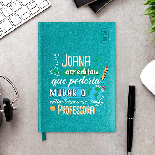 Agenda diária 2026 personalizada com nome e profissão. Capa rígida em papel craft, formato A5.