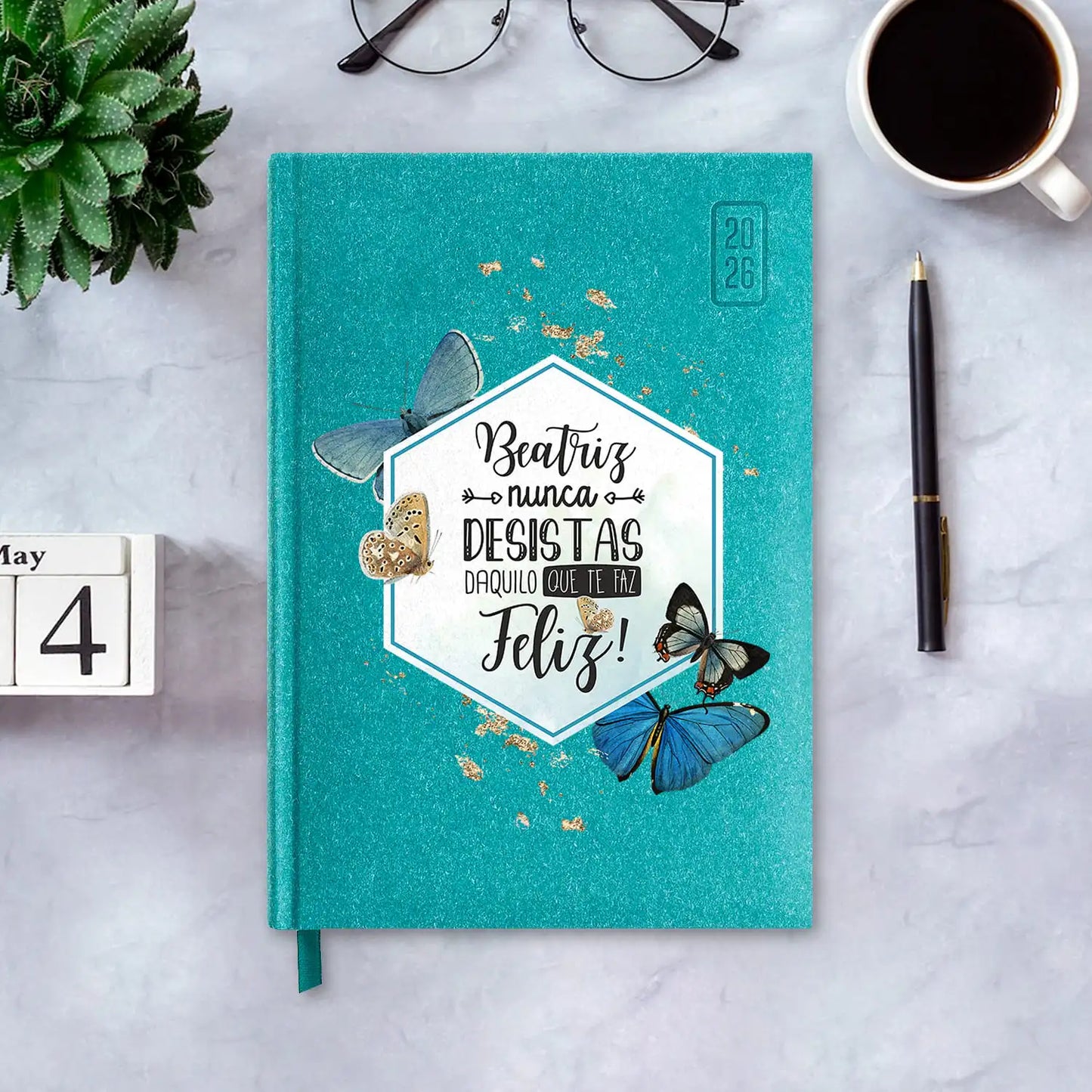 Agenda diária 2026 personalizada com nome. Capa rígida em papel craft, formato A5.