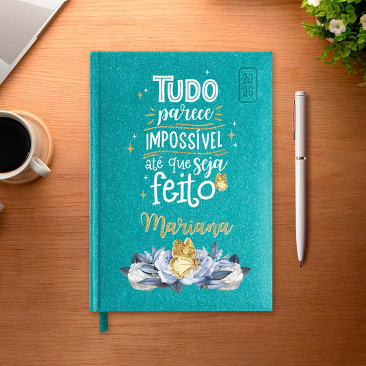 Agenda diária 2026 personalizada com nome. Capa rígida em papel craft, formato A5.