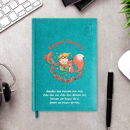Agenda diária 2026 personalizada com nome e frase. Capa rígida em papel craft, formato A5.