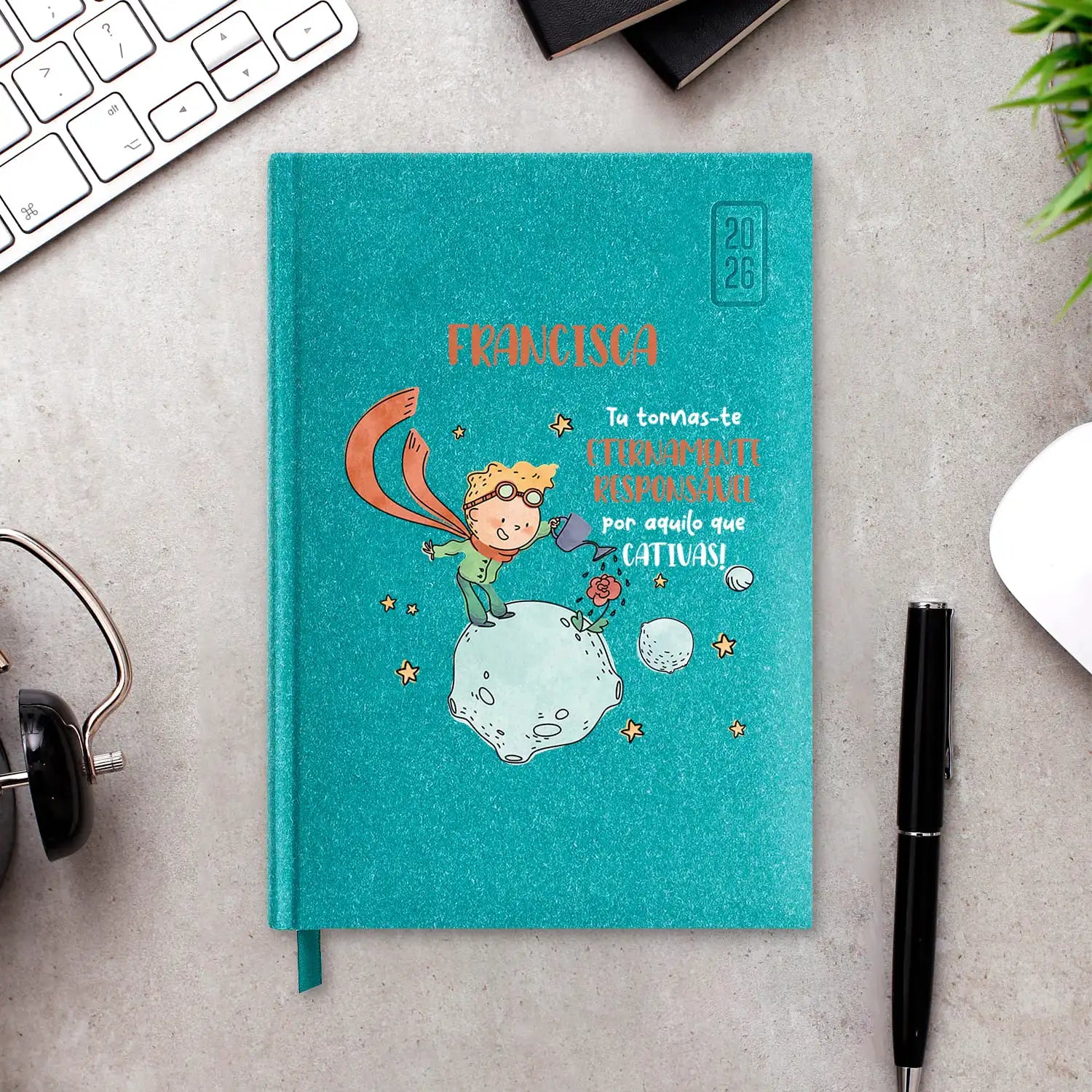 Agenda diária 2026 personalizada com nome. Capa rígida em papel craft, formato A5.