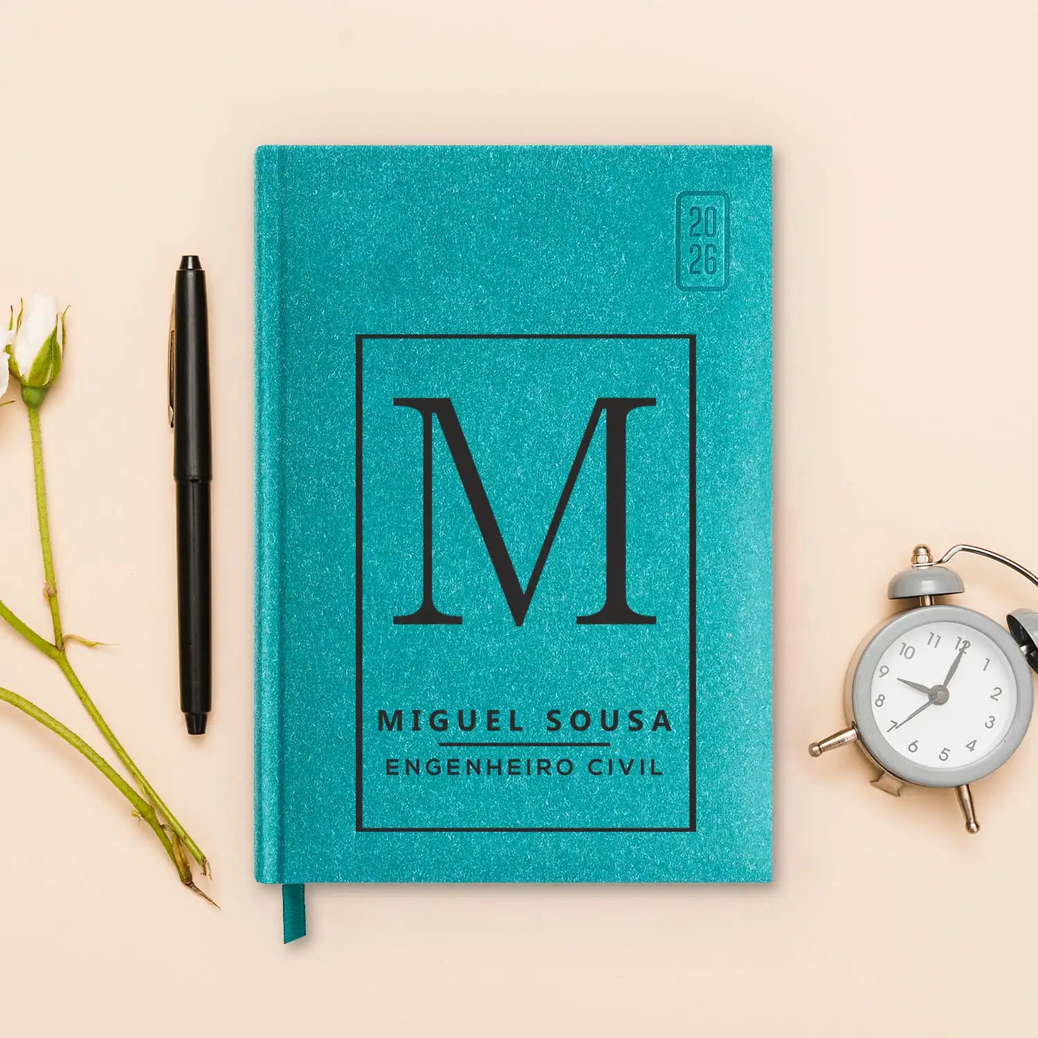 Agenda diária 2026 personalizada com nome e profissão. Capa rígida em papel craft, formato A5.