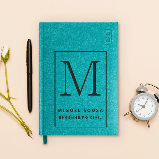 Agenda diária 2026 personalizada com nome e profissão. Capa rígida em papel craft, formato A5.
