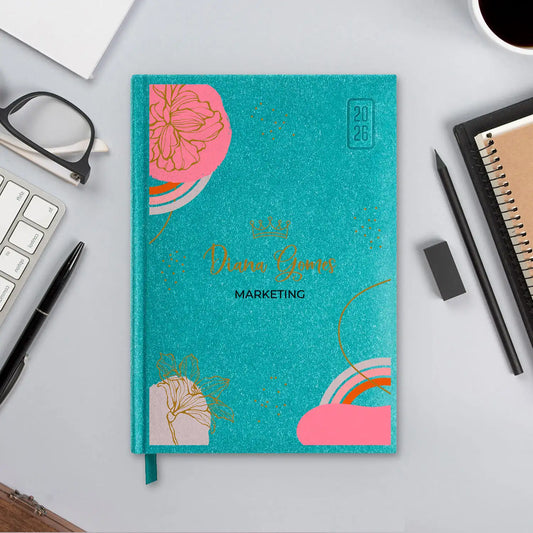 Agenda diária 2026 personalizada com nome e profissão. Capa rígida em papel craft, formato A5.