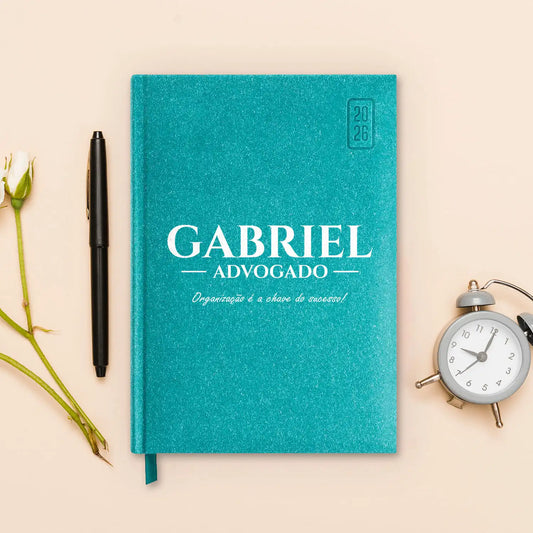 Agenda diária 2026 personalizada com nome, profissão e frase. Capa rígida em papel craft, formato A5.