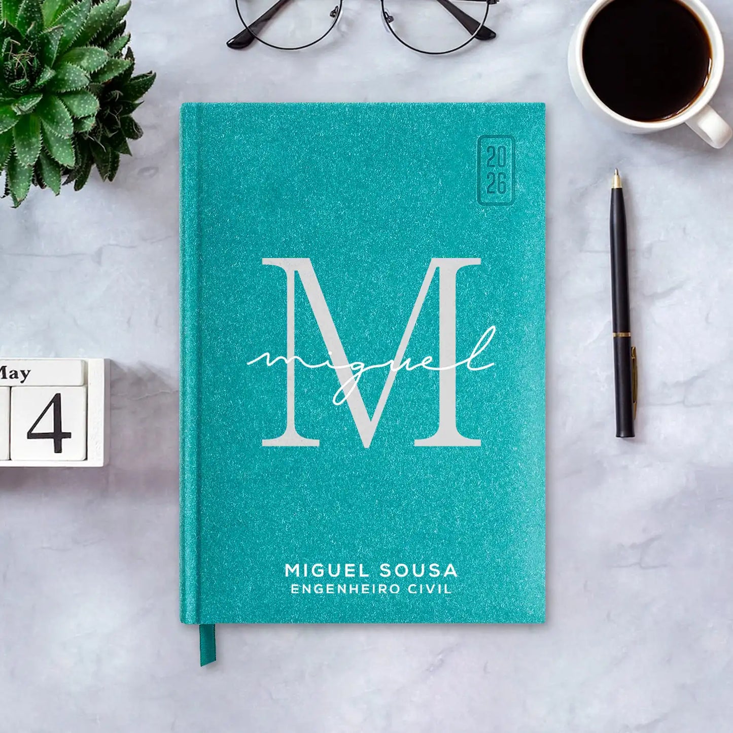 Agenda diária 2026 personalizada com nome e profissão. Capa rígida em papel craft, formato A5.